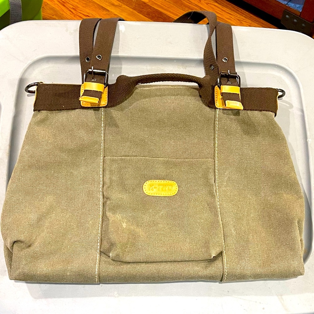 Medium sized green denim women’s hand bag. New without tags. Great condition.